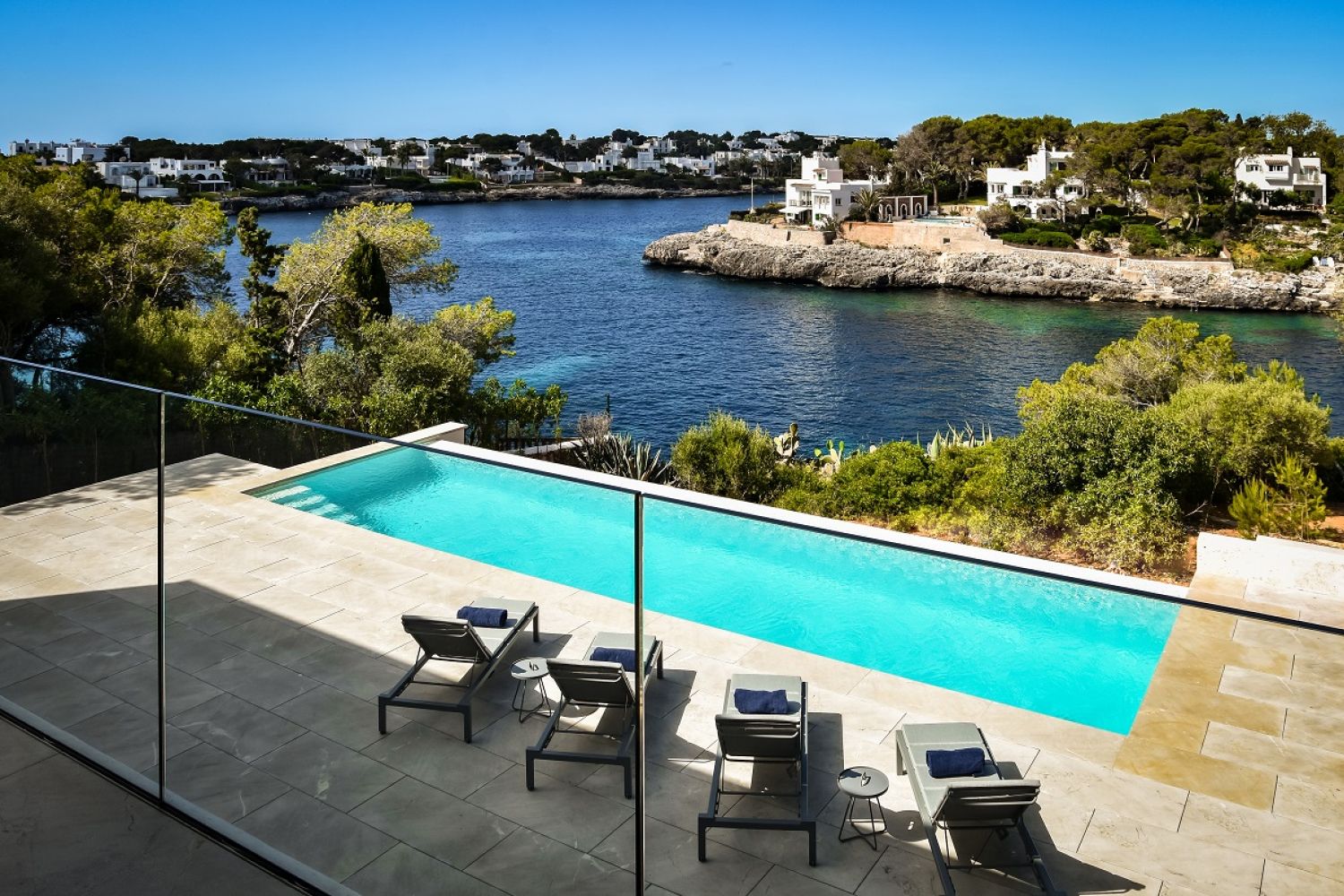 INDRUKWEKKENDE FANTASTISCHE VILLA MET ZEE TOEGANG IN CALA D`OR